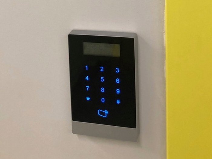 Кодовая сенсорная панель Dahua с видеодомофоном в офис