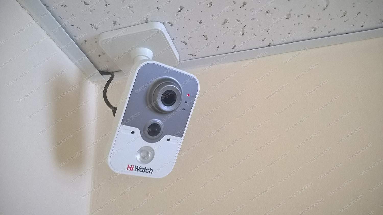 Видеокамера HiWatch DS-I114W с креплением на подвесной потолок