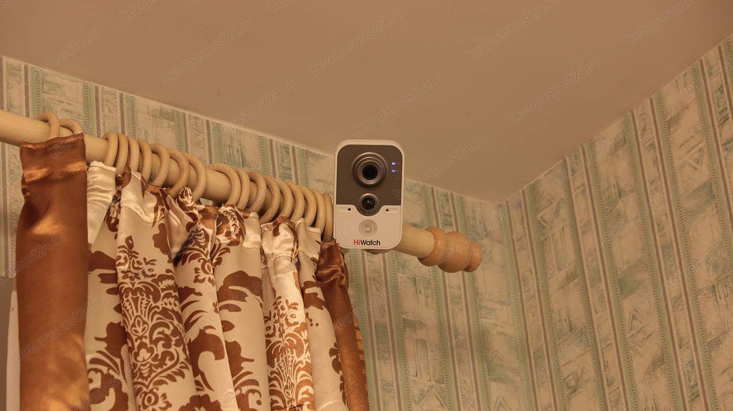 видеокамера HiWatch DS-I114W в комнате крепление на карниз