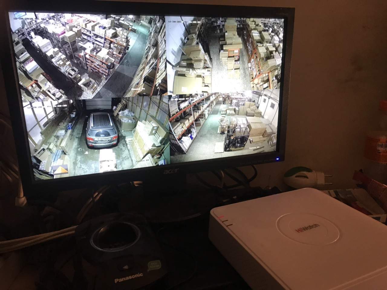видеорегистратор и монитор для видеонаблюдения на складе