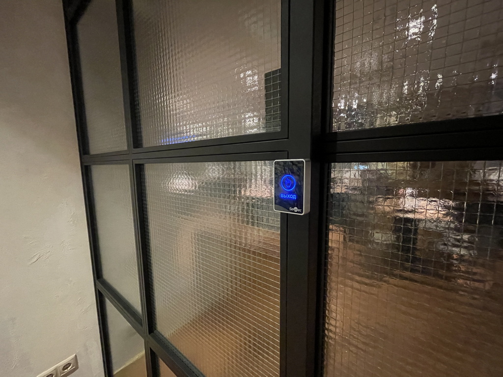Контроль доступа на стеклянную раздвижную дверь