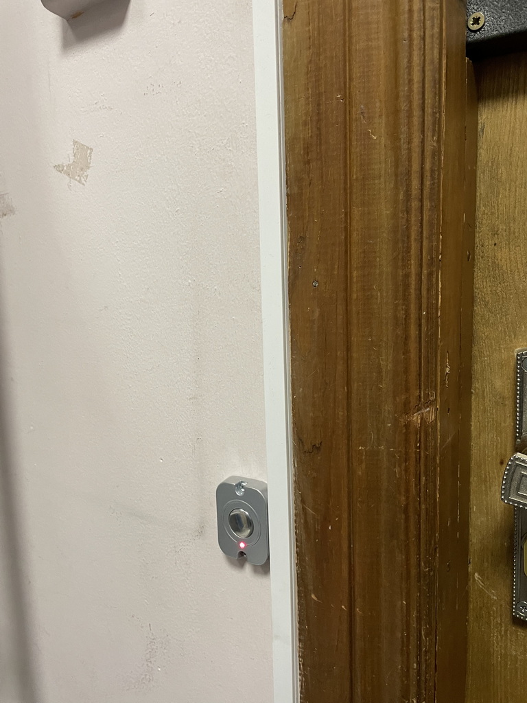 Электромагнитный замок на деревянной двери