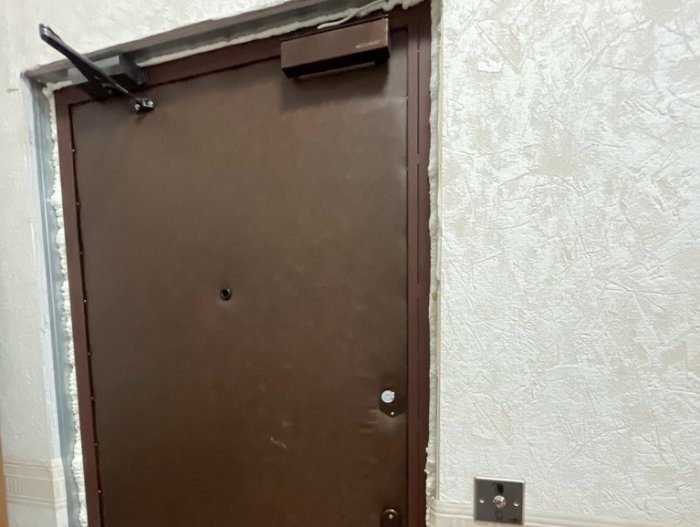 Магнитный замок на металлическую дверь