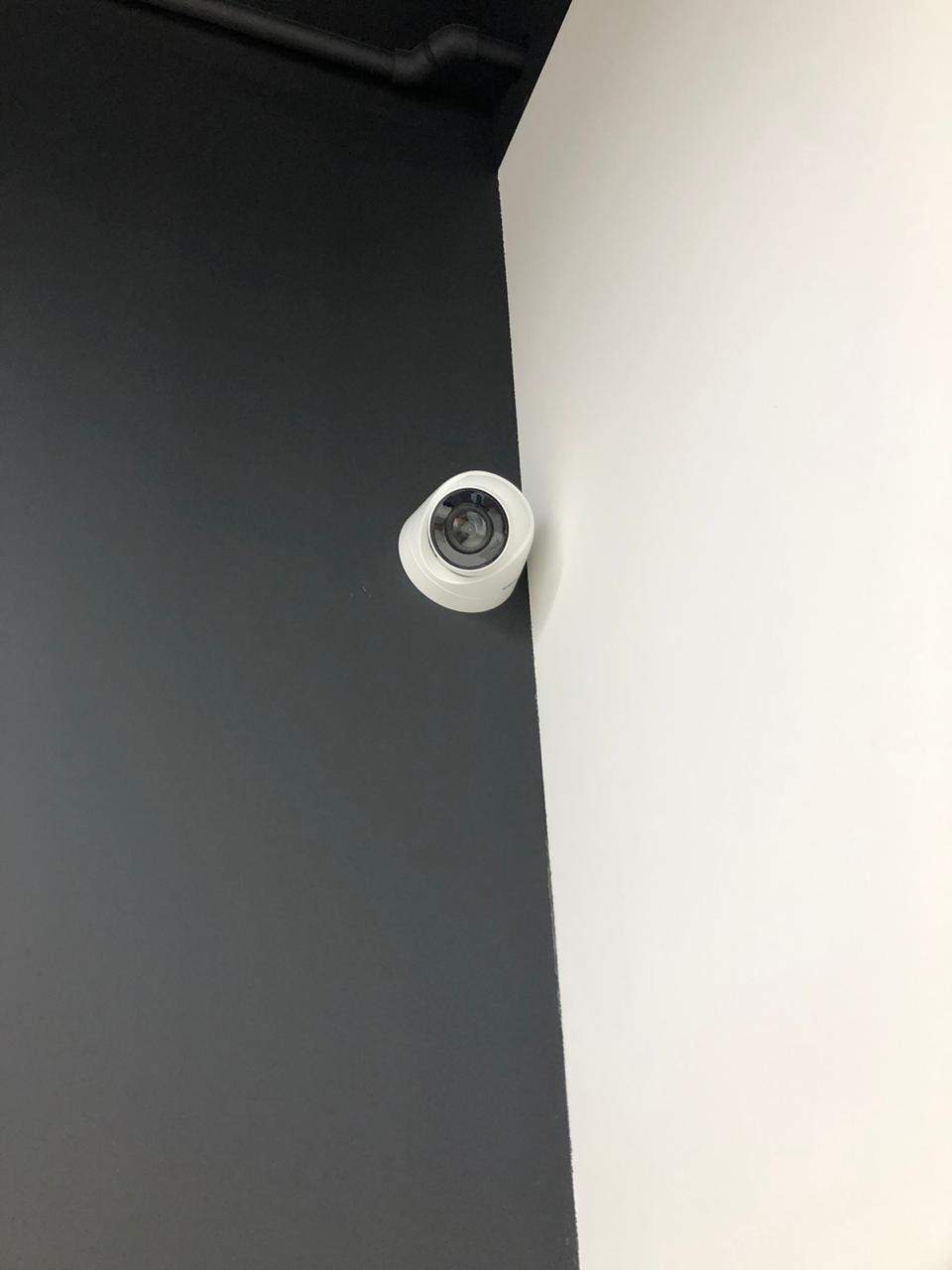 купольная камера на стене офиса