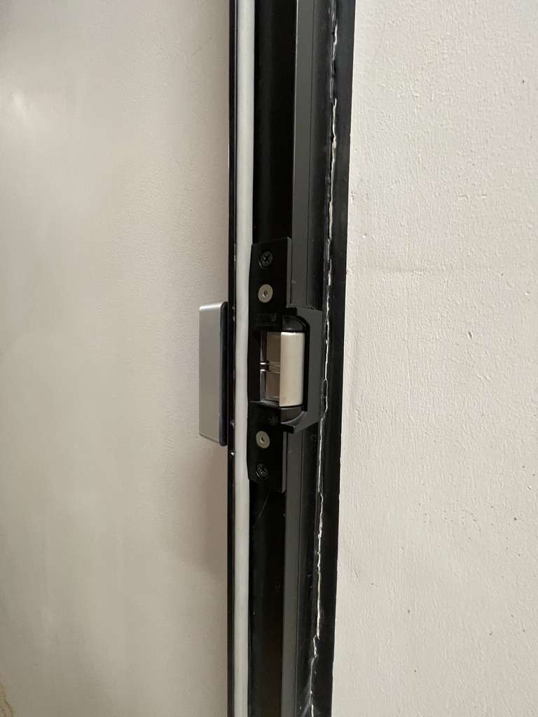 Электромеханическая защелка  на стеклянную дверь