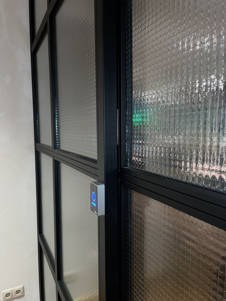 Контроль доступа на стеклянную раздвижную дверь