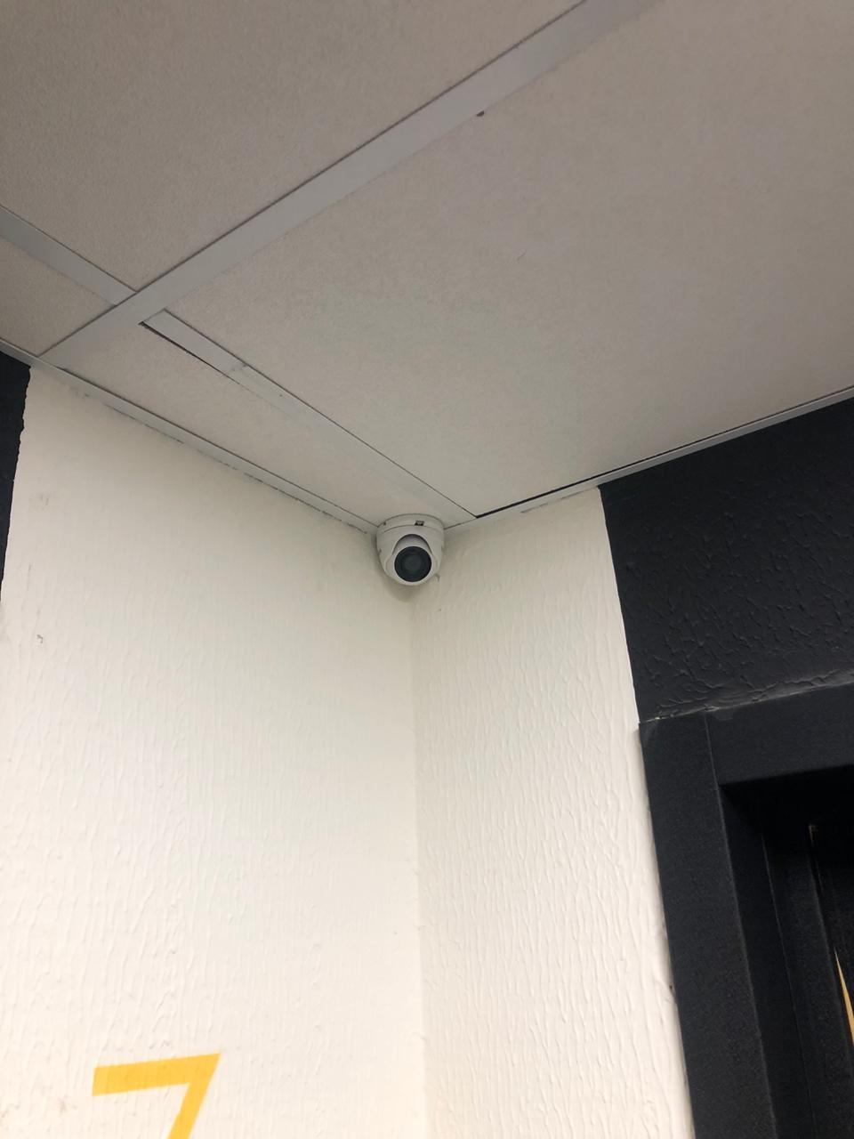 видеокамера у входной двери HiWatch DS-T203