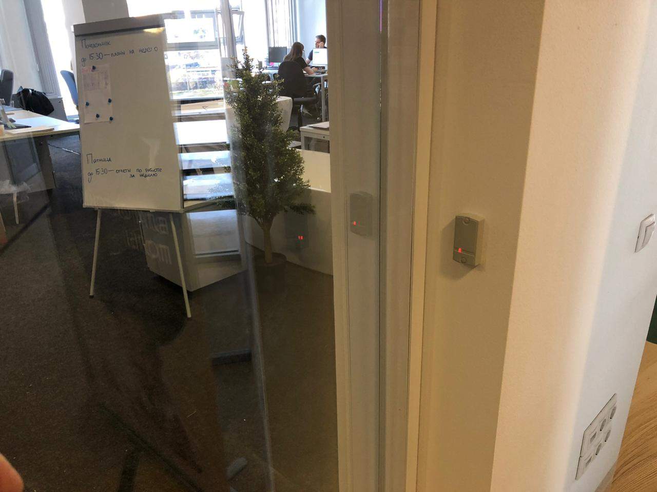 Система доступа на стеклянную дверь