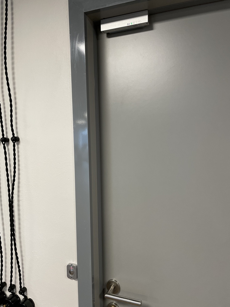 комплект магнитного замка на деревянную дверь в офисе