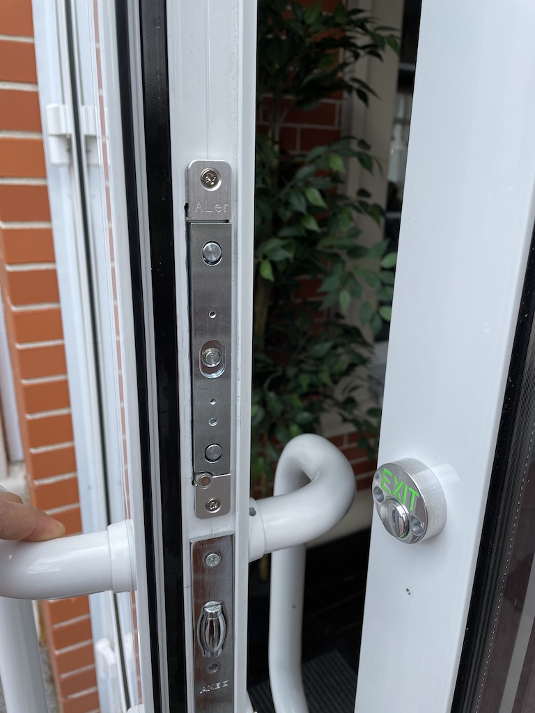 Врезной электромагнитный замок на алюминиевую дверь