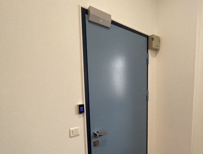 Электромагнитный замок для двери с открытием внутрь