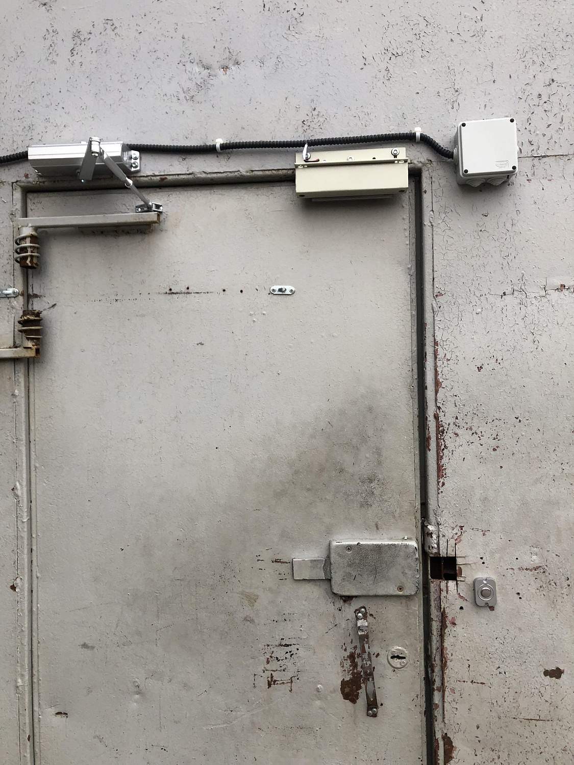 Система доступа с дверным доводчиком на уличную дверь в воротах