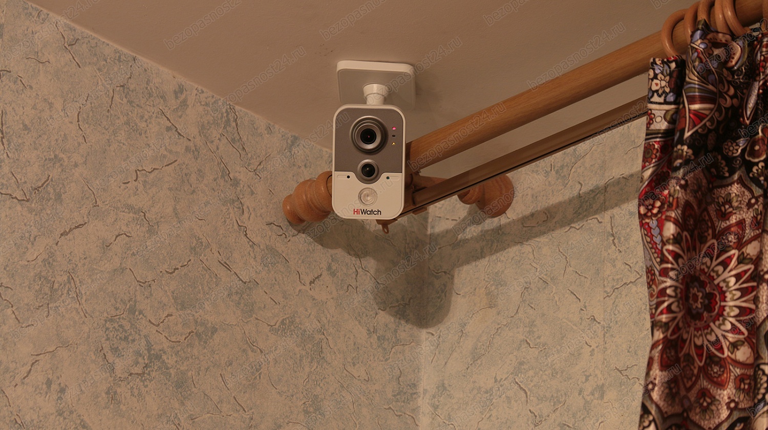 видеокамера ds-i214w в гостинной комнате крепление на потолок