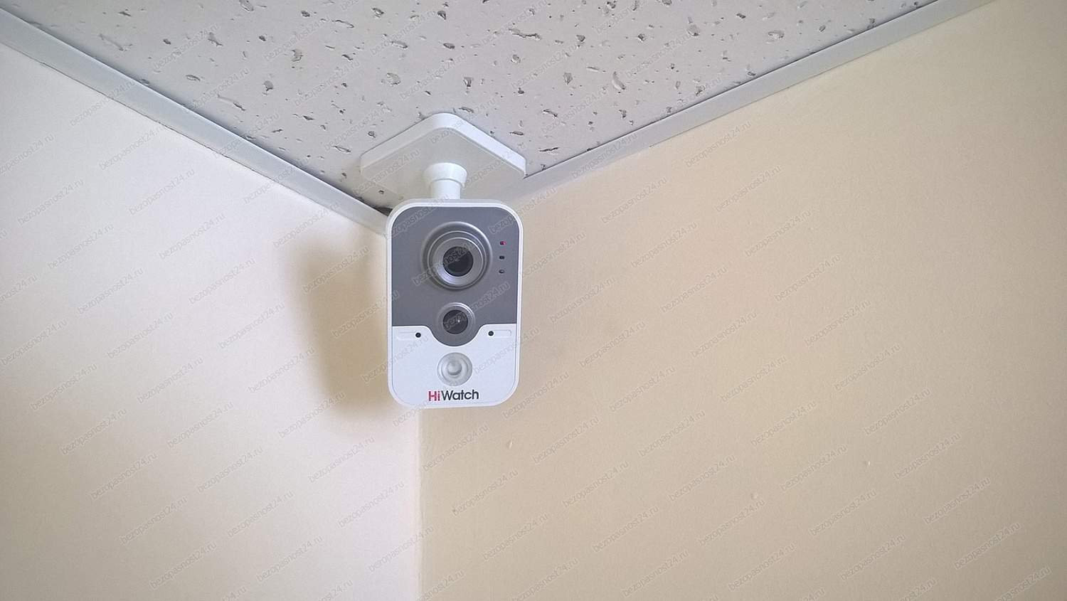 Видеокамера HiWatch DS-I114W с креплением на подвесной потолок