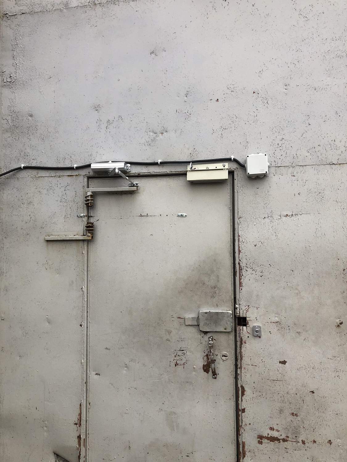 Система доступа с дверным доводчиком на уличную дверь в воротах